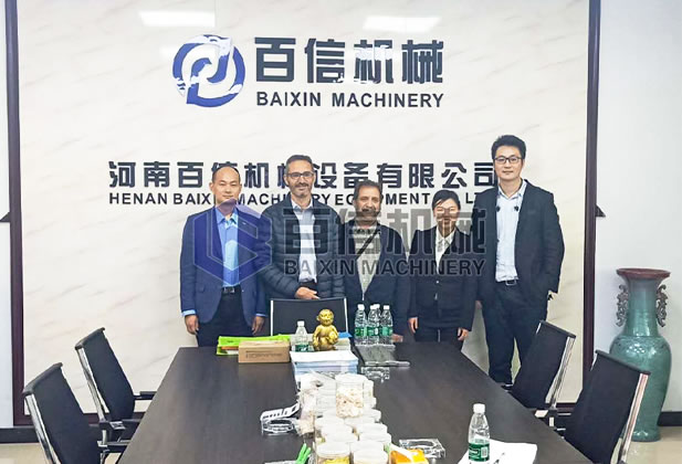 百信機械總經(jīng)理黃文峰與國外客戶合影